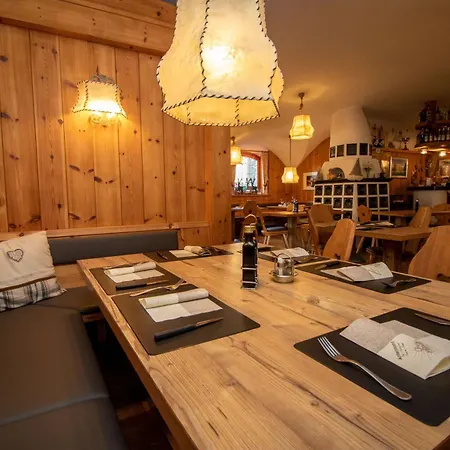 Bar-restaurant-pizzeria Antermont Bed & Breakfast Carezza al Lago